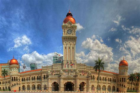  Sultan Abdul Samad Building - Arkkitehtuurinen helmi ja historian havinaa Kuala Lumpurissa!