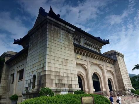  Dr. Sun Yat-Sen Mausoleum: Historiallinen Hautamuistomerkki Kiinan Maaseudun Sydämessä!