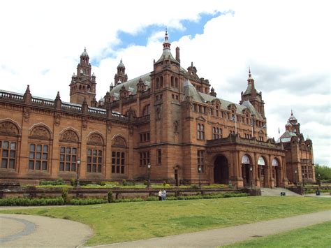  Kelvingrove Art Gallery and Museum: Kaipaatko Kulttuurihistoriaa ja Taiteen Helmiä?