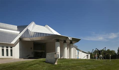 Kemper Art Museum: Mystisten Taideteosten ja Arkkitehtuurisen Ihailun Yhdistelmä!