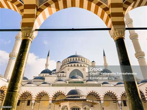 Yeni Camii, Istanbuliin Historiallinen Helmi!